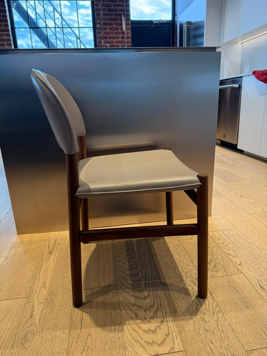 Kin Side Chair - Noyer massif et cuir PRONE de Maharam