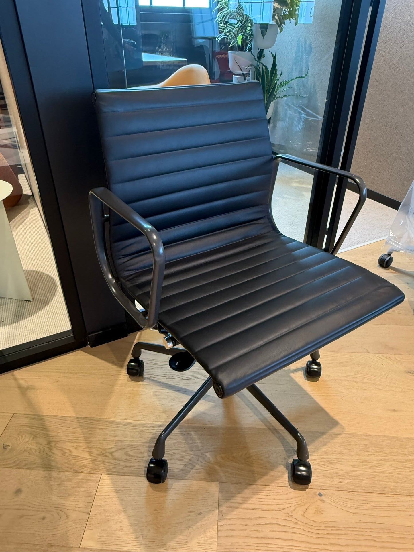 Eames Aluminum Group Chair - noire