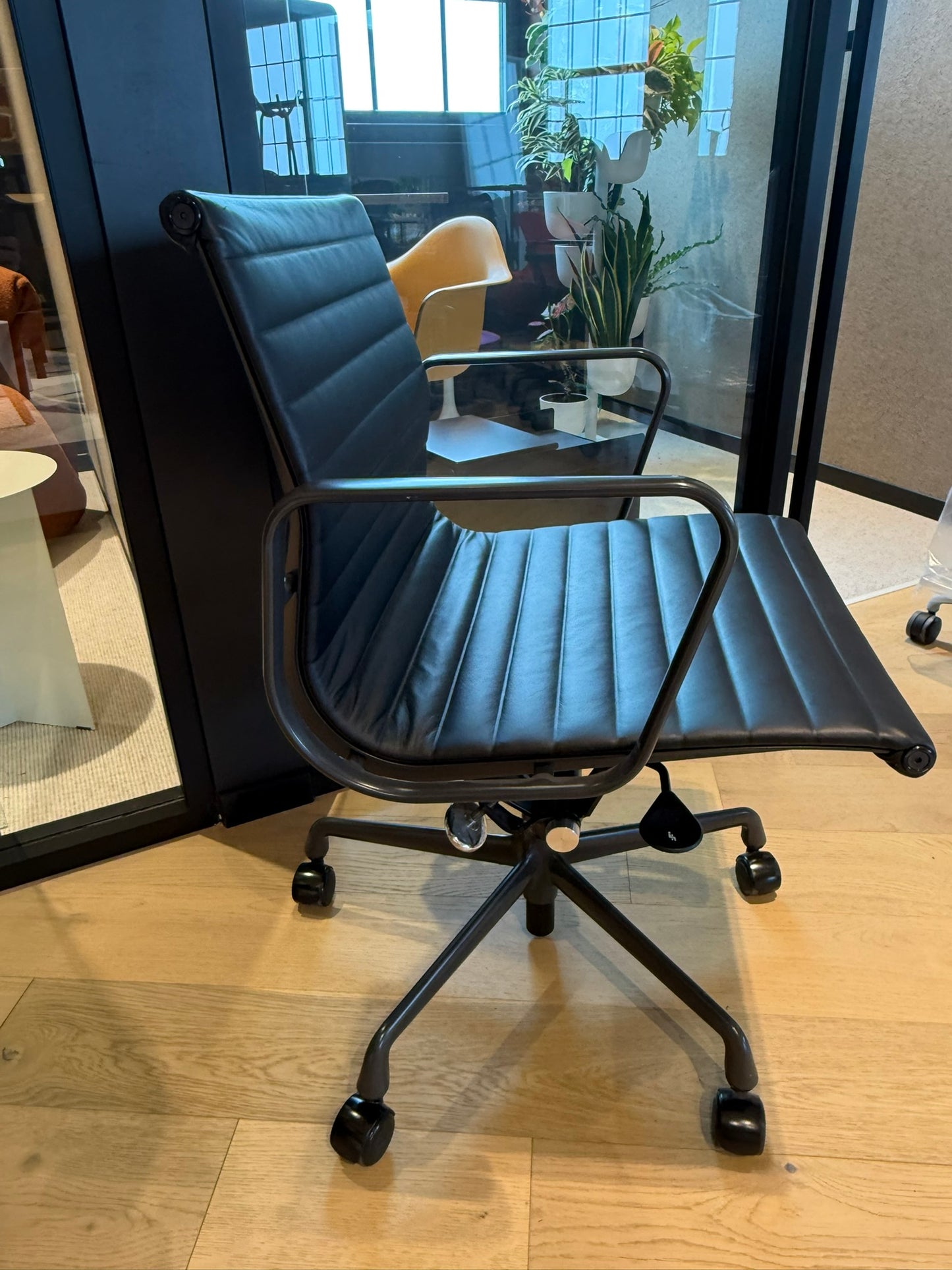 Eames Aluminum Group Chair - noire