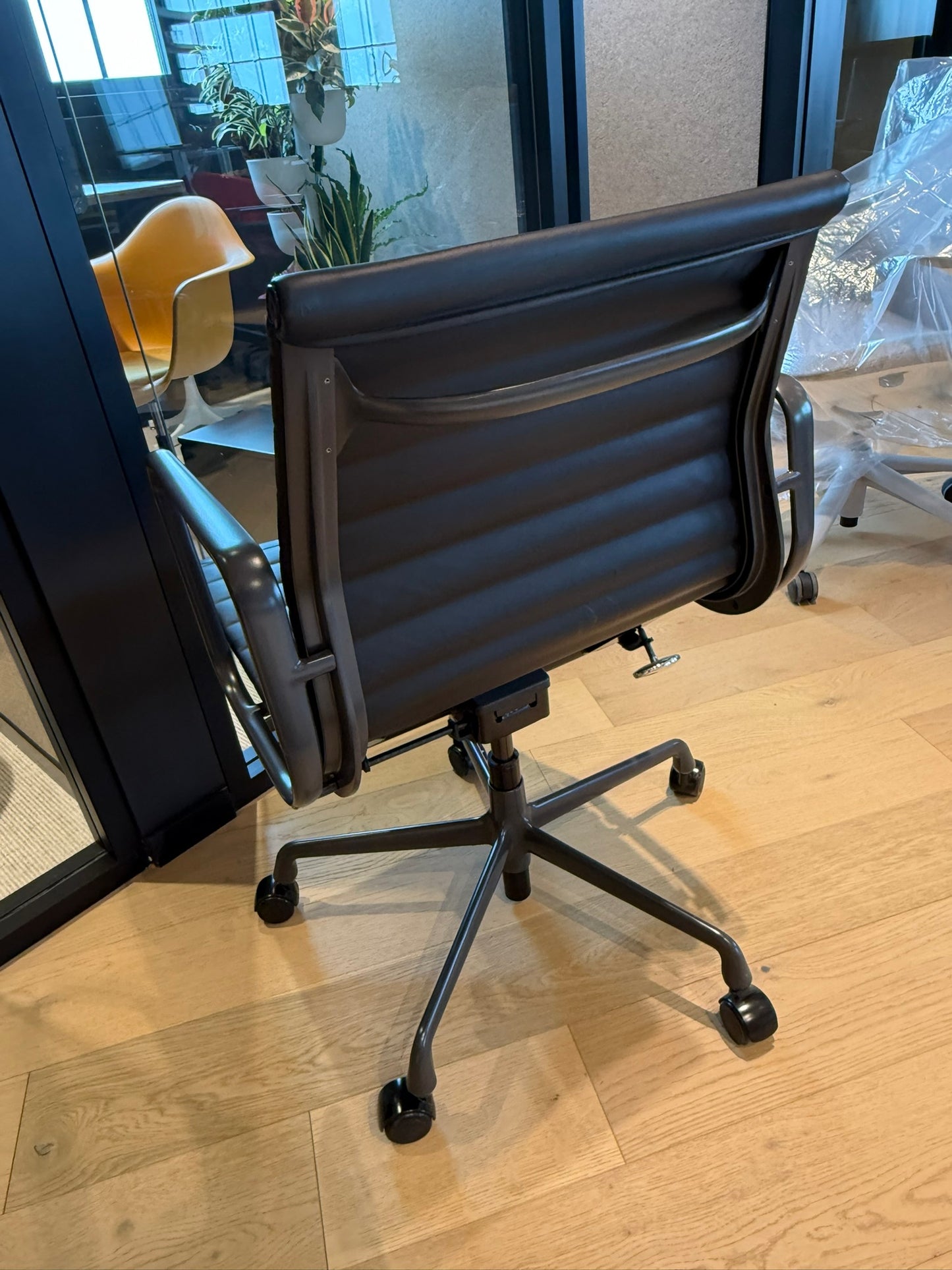 Eames Aluminum Group Chair - noire