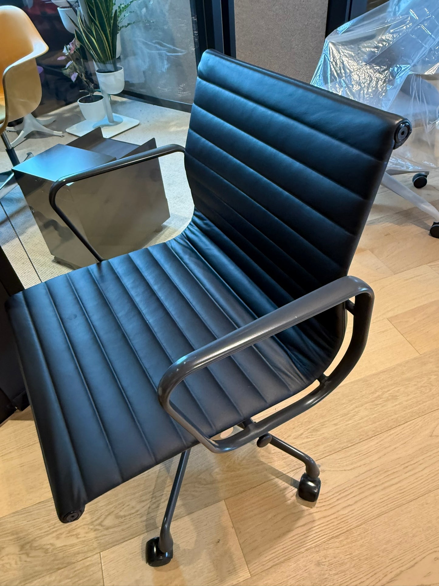 Eames Aluminum Group Chair - noire