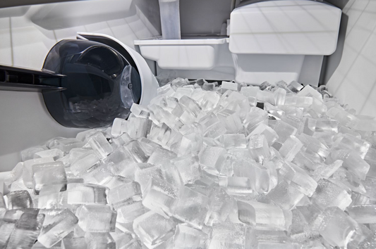 Machine à glaçons sous le comptoir avec charnière articulée et pompe de vidange, prête pour le panneau de recouvrement, 15 po