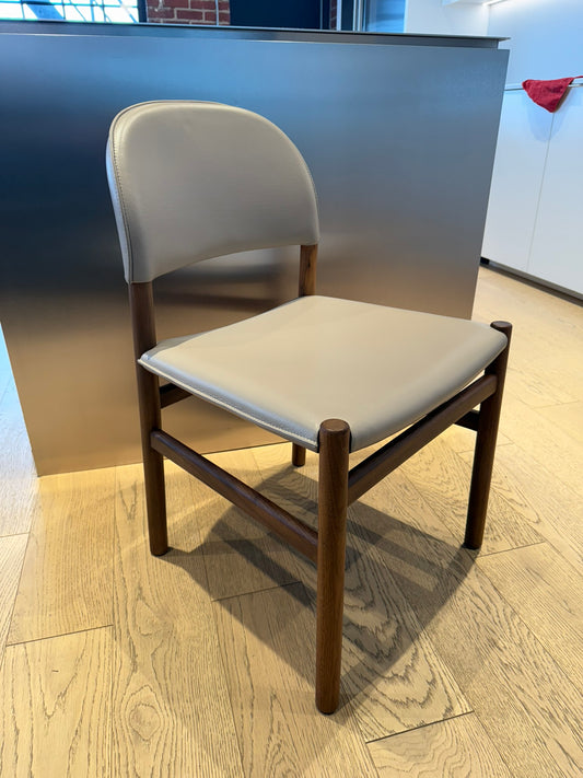 Kin Side Chair - Noyer massif et cuir PRONE de Maharam