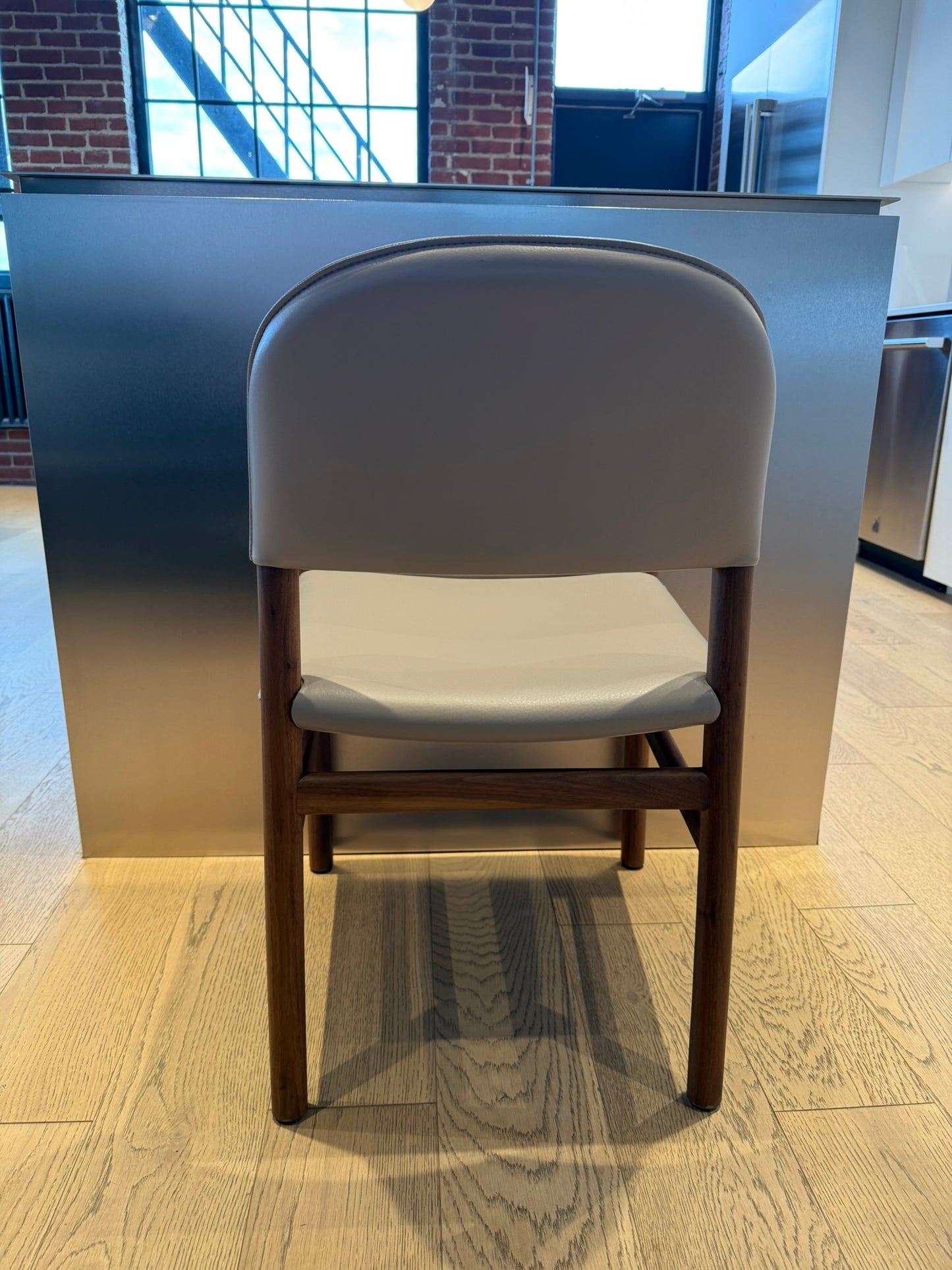 Kin Side Chair - Noyer massif et cuir PRONE de Maharam