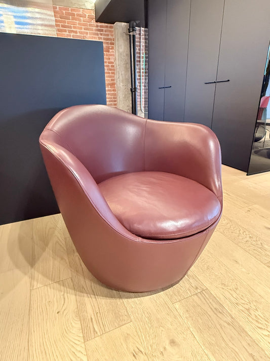 Lína Swivel Chair - En cuir PRONE de Maharam