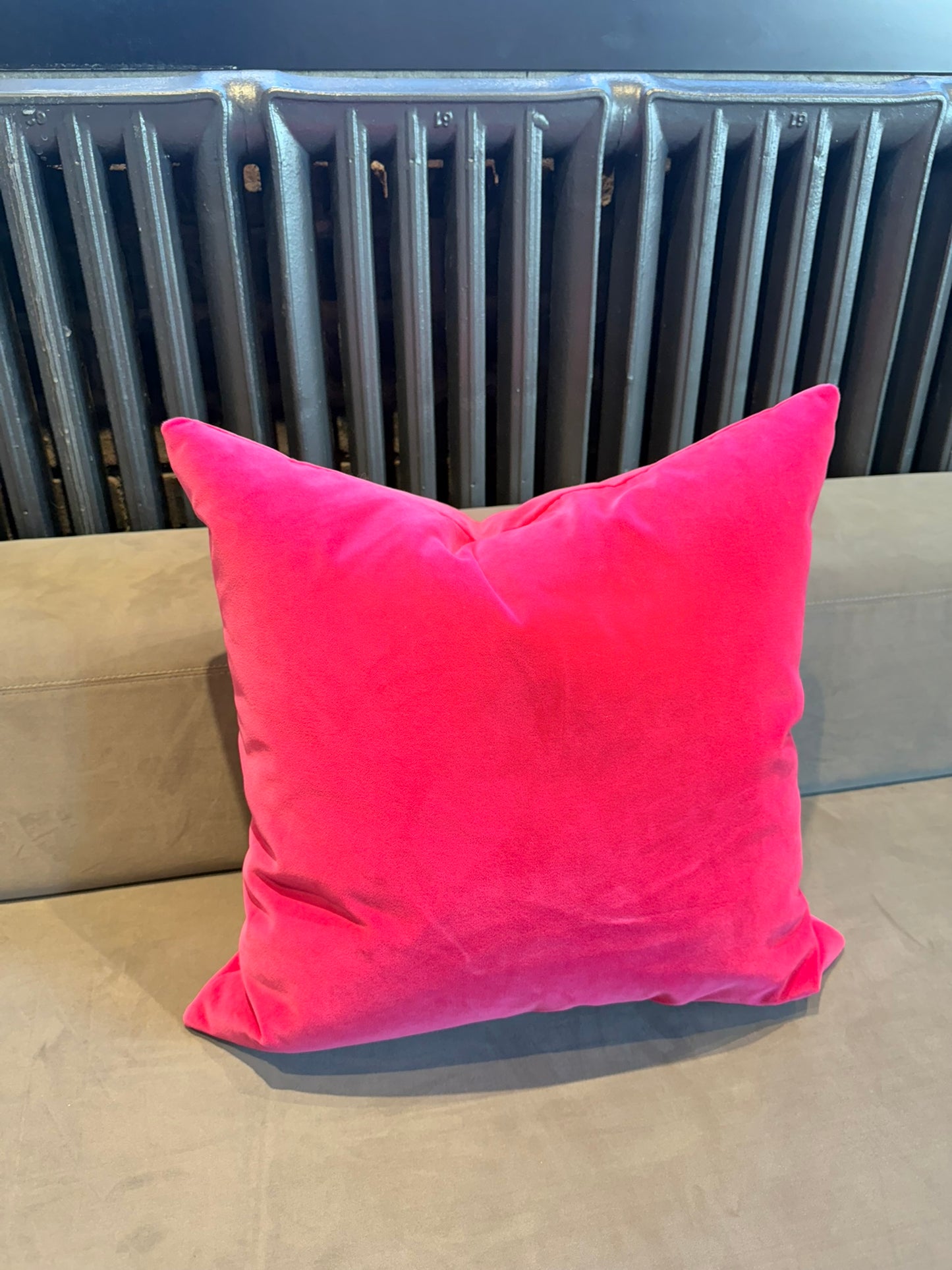 Coussin custom - Maharam - Tissu Theatro (velour) Fushia 20x20