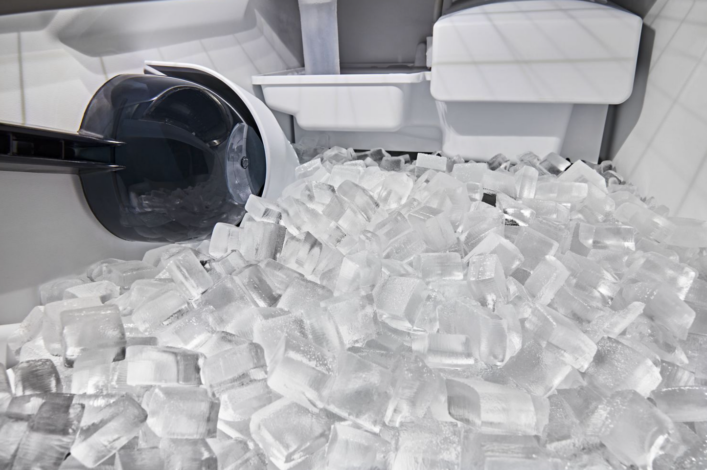 Machine à glaçons sous le comptoir avec charnière articulée et pompe de vidange, prête pour le panneau de recouvrement, 15 po